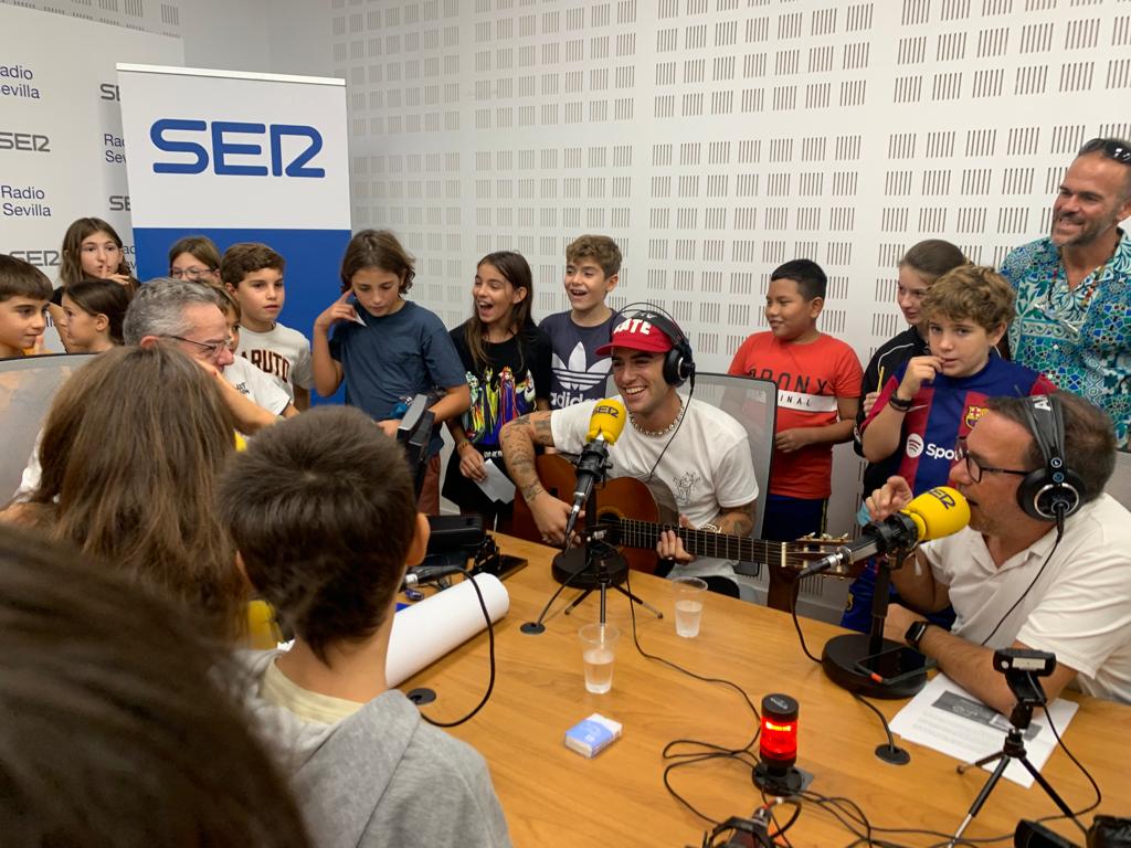 Álvaro de Luna cantando junto a los alumnos y alumnas del colegio Virgen del Valle de Sevilla