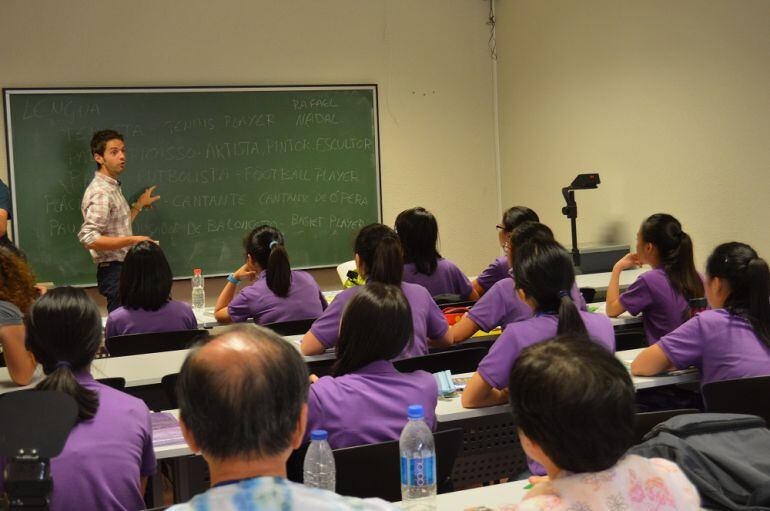 Alumnas chinas estudiando español en Ávila