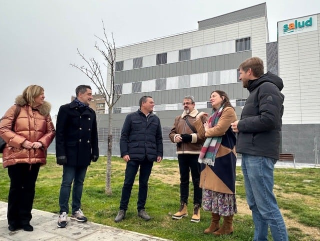 Fernando Sabés frente al centro de salud del Perpetuo Socorro