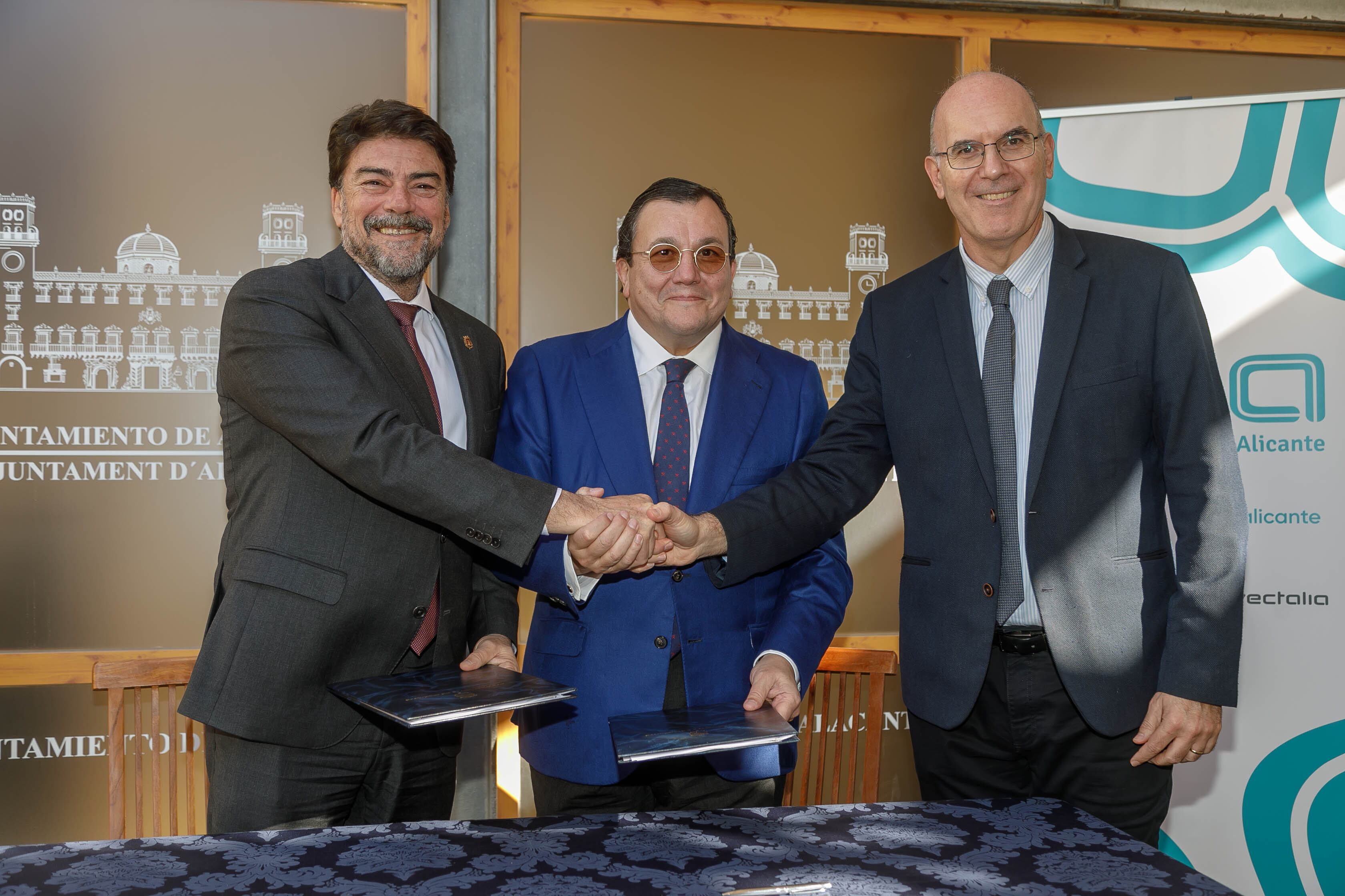 El alcalde Barcala, junto a Antonio Arias y el edil del área, durante la firma del nuevo contrato de transporte de Alicante