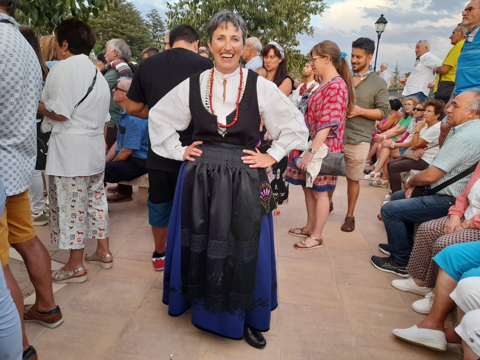 Muchas vecinas acudieron con la vestimenta tradicional castellana a la ofrenda de flores fiestas Aranda 2023