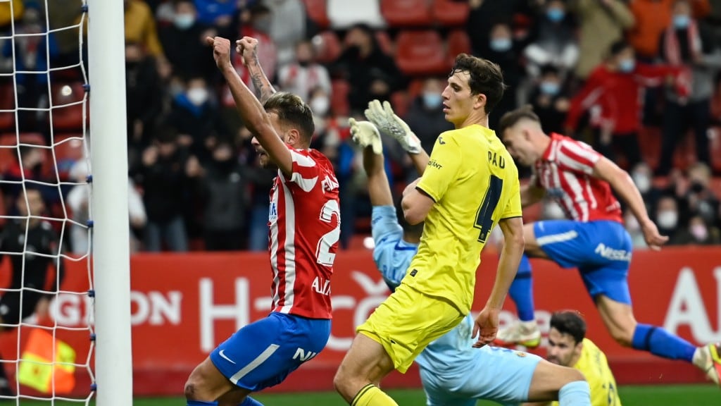 Momento en el que el Sporting le marca al Villarreal en la Copa del Rey.