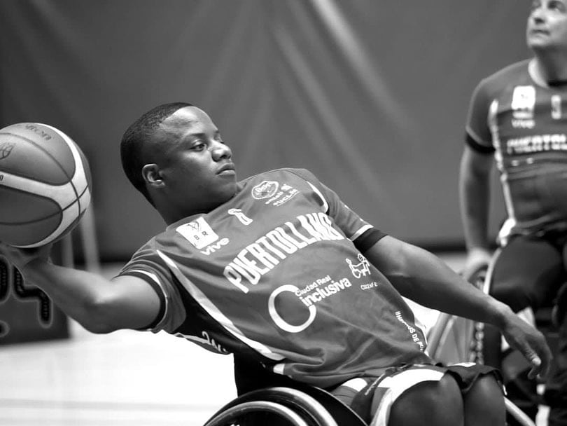 José David Mosqueda, jugando al baloncesto con su equipo