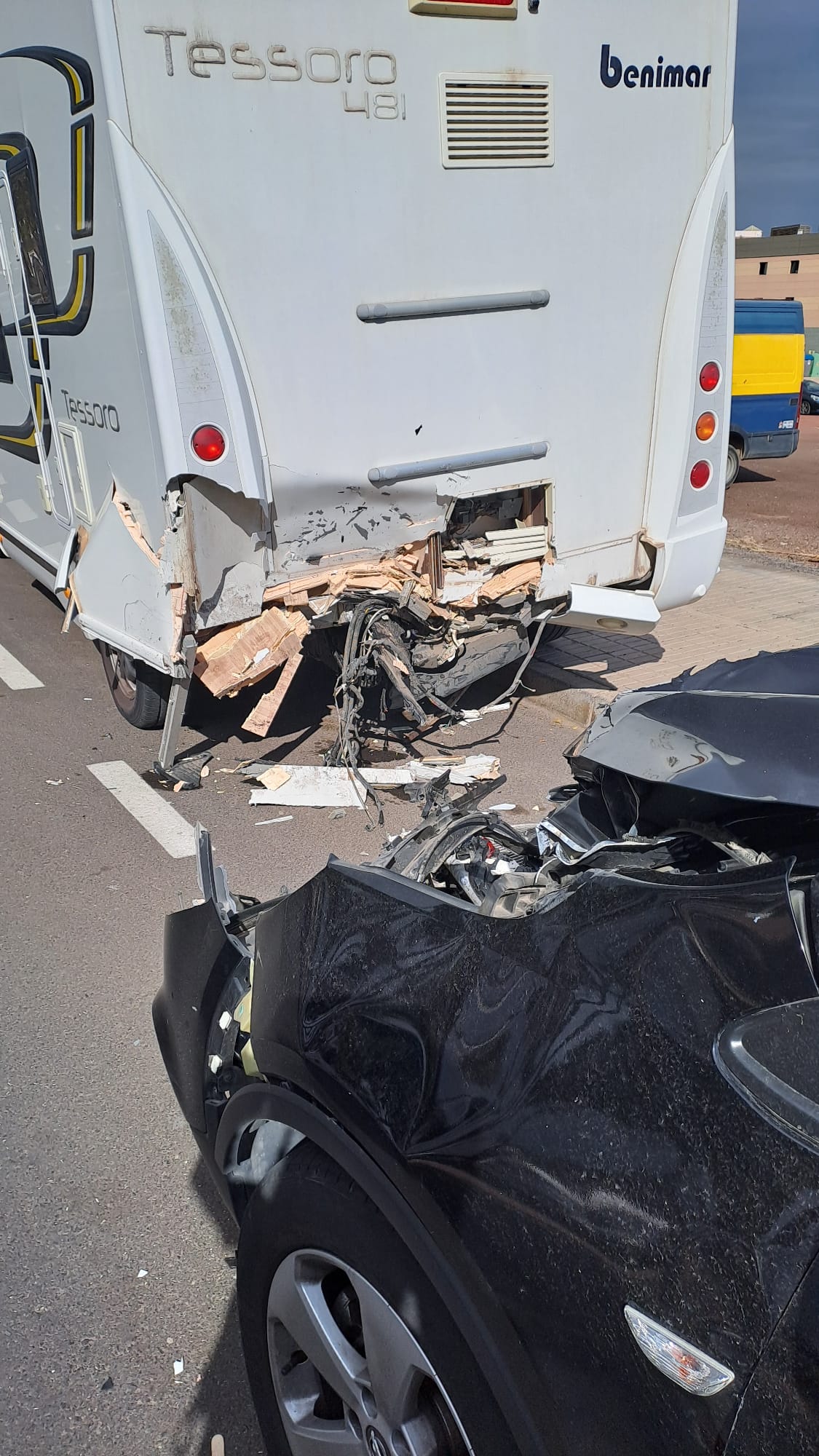 Colisión de un automóvil con una autocaravana en Arrecife, Lanzarote.