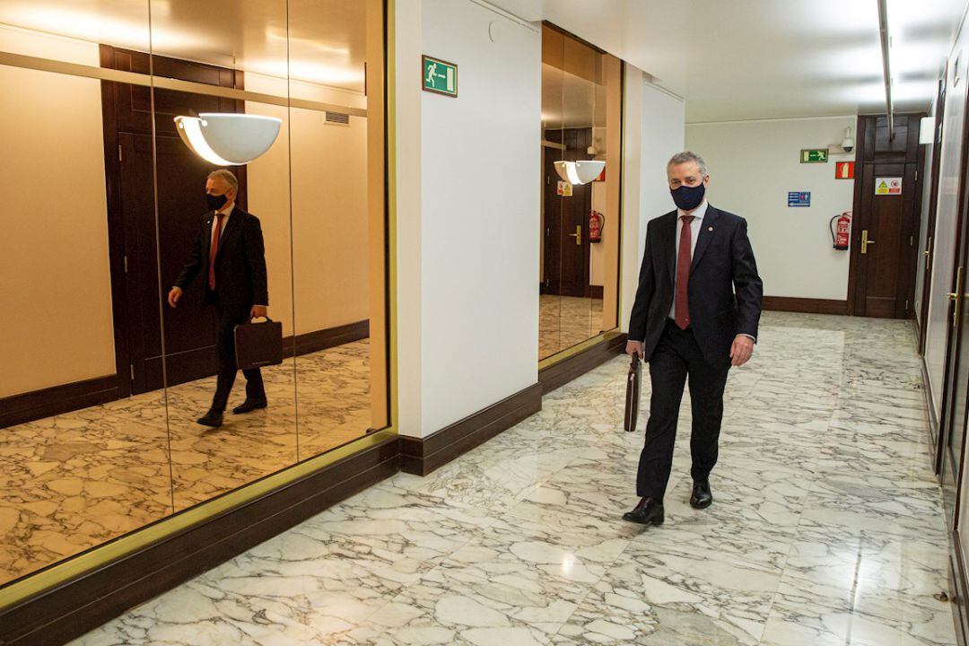 Iñigo Urkullu en los pasillos del Parlamento vasco