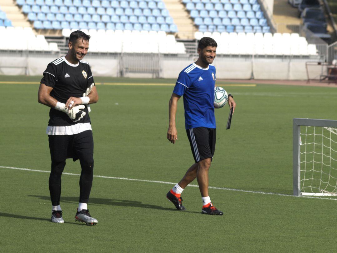 René Román con el nuevo entrenador, Pedro Emanuel.