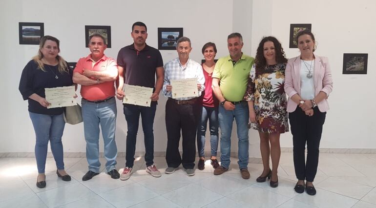 Representantes municipales participaron en la entrega de premios a los autores de las fotografías premiadas.