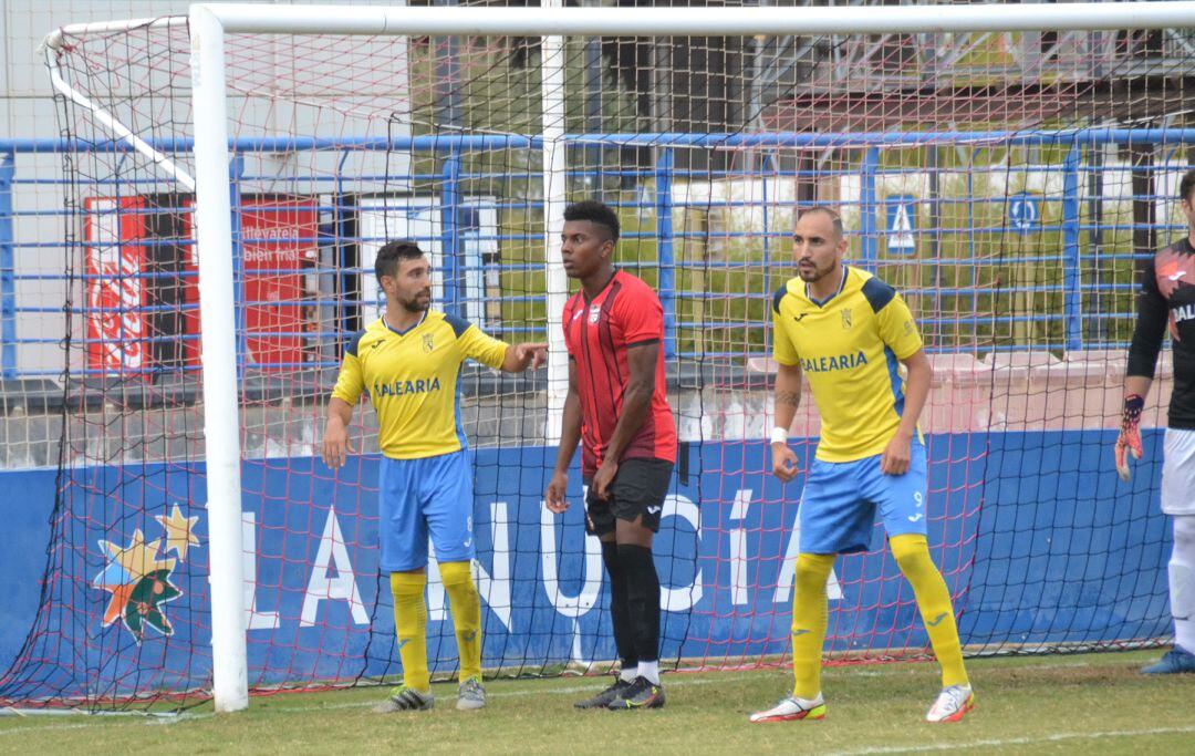 Panucci y Destefano en defendiendo un corner.