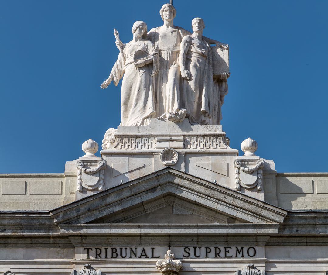 Para el Supremo "es evidente que es él quien le lleva al lugar donde el menor se pone el frente del volante, y es él quien le graba"