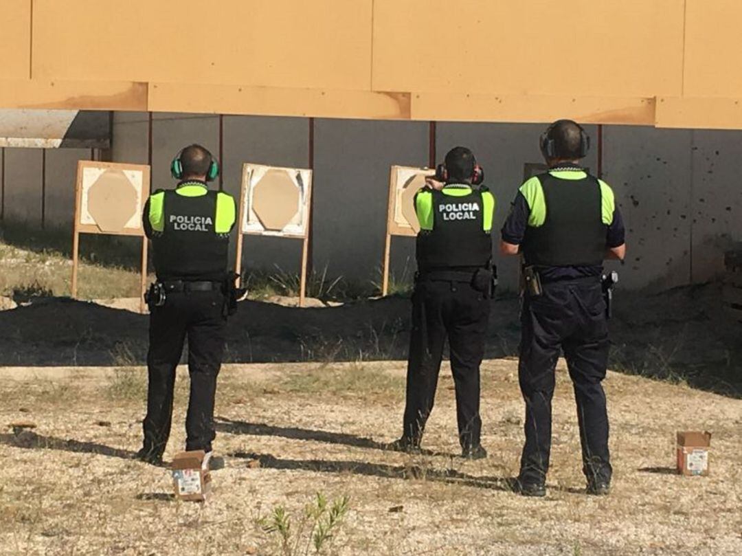 La policía haciendo prácticas en reciento privado