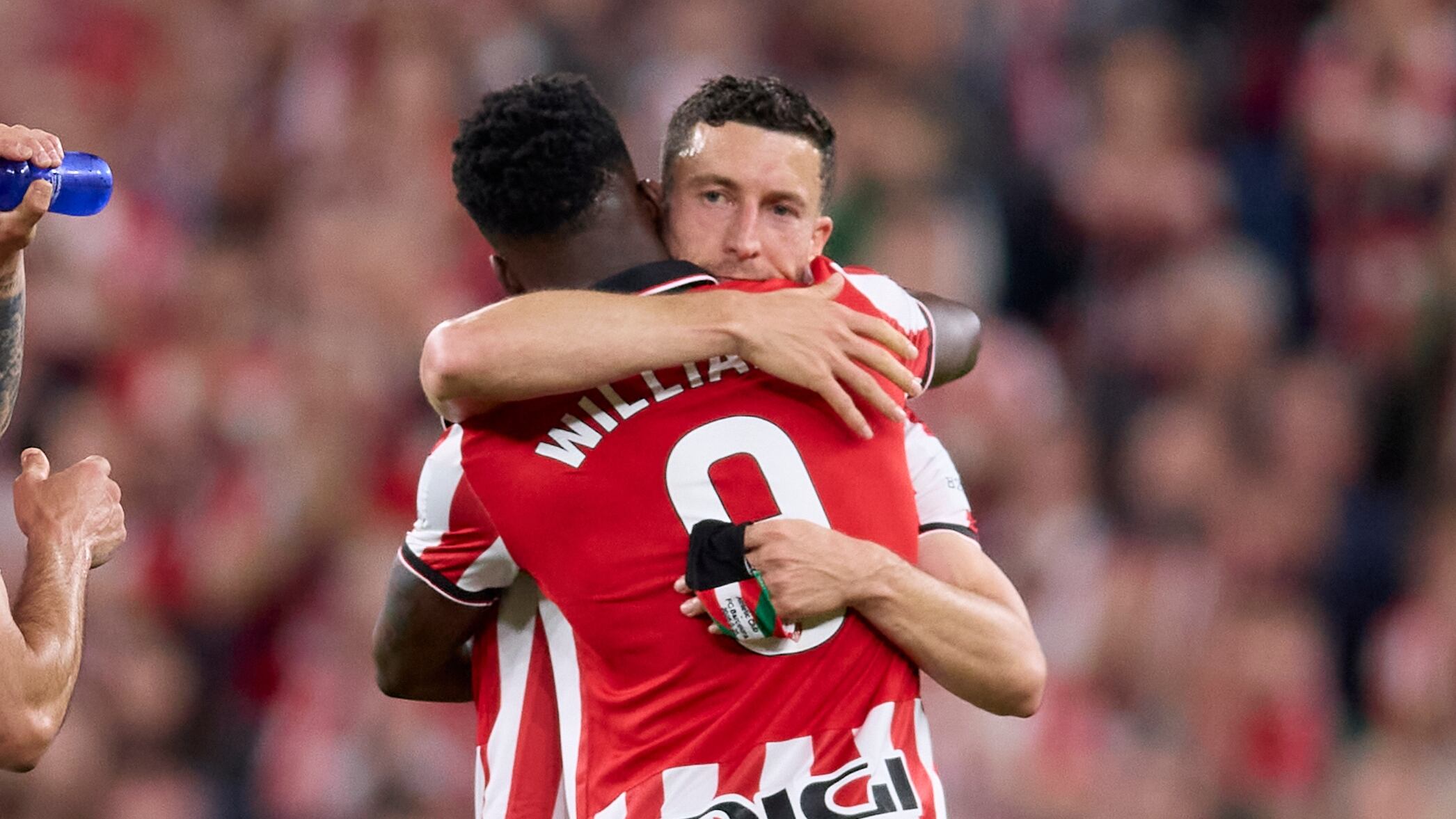 De Marcos se abraza con Iñaki Williams tras entregarle el brazalete de capitán del Athletic