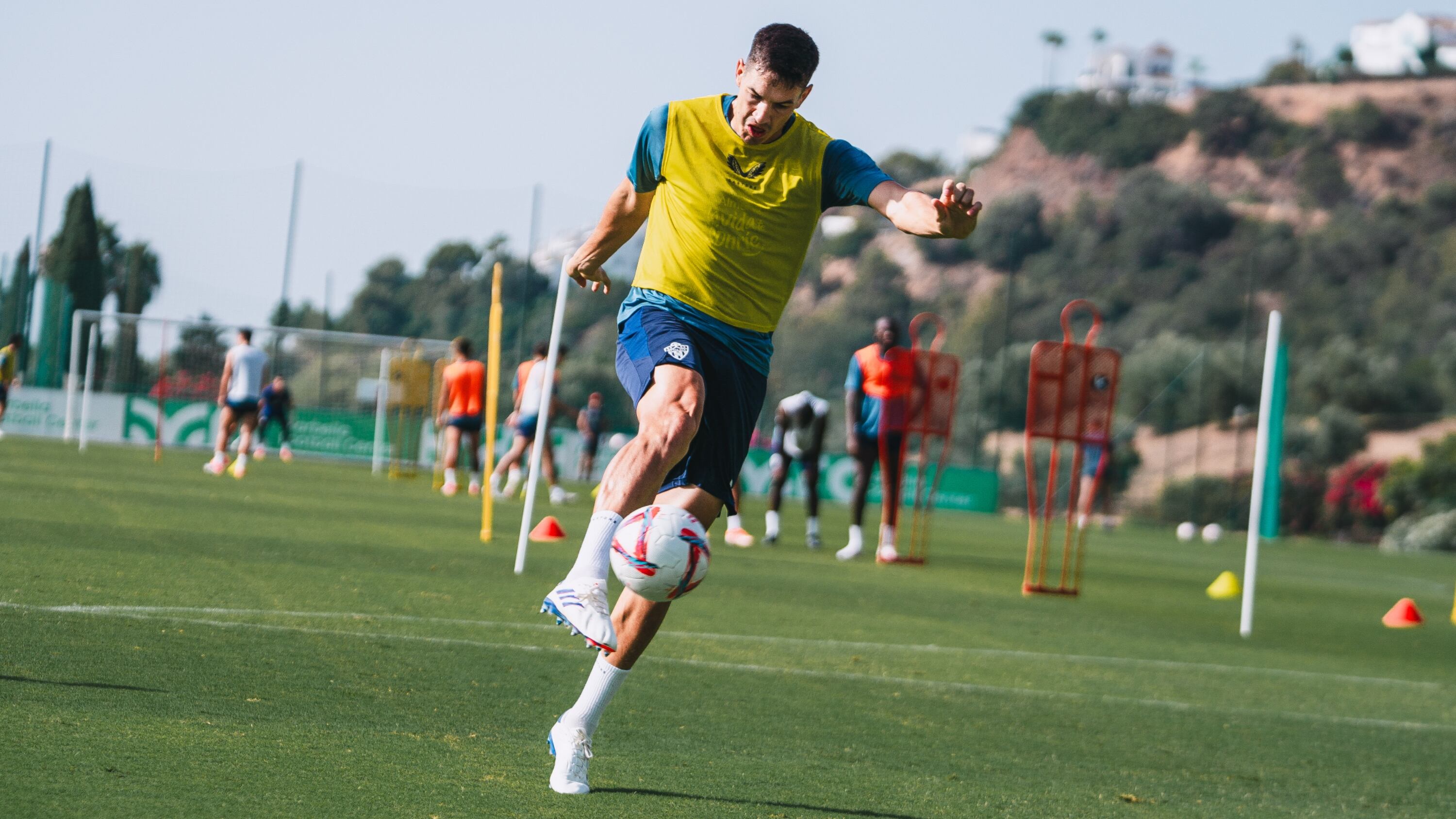 César Montes lanzando a puerta en el entrenamiento de este miércoles en Benahavís.