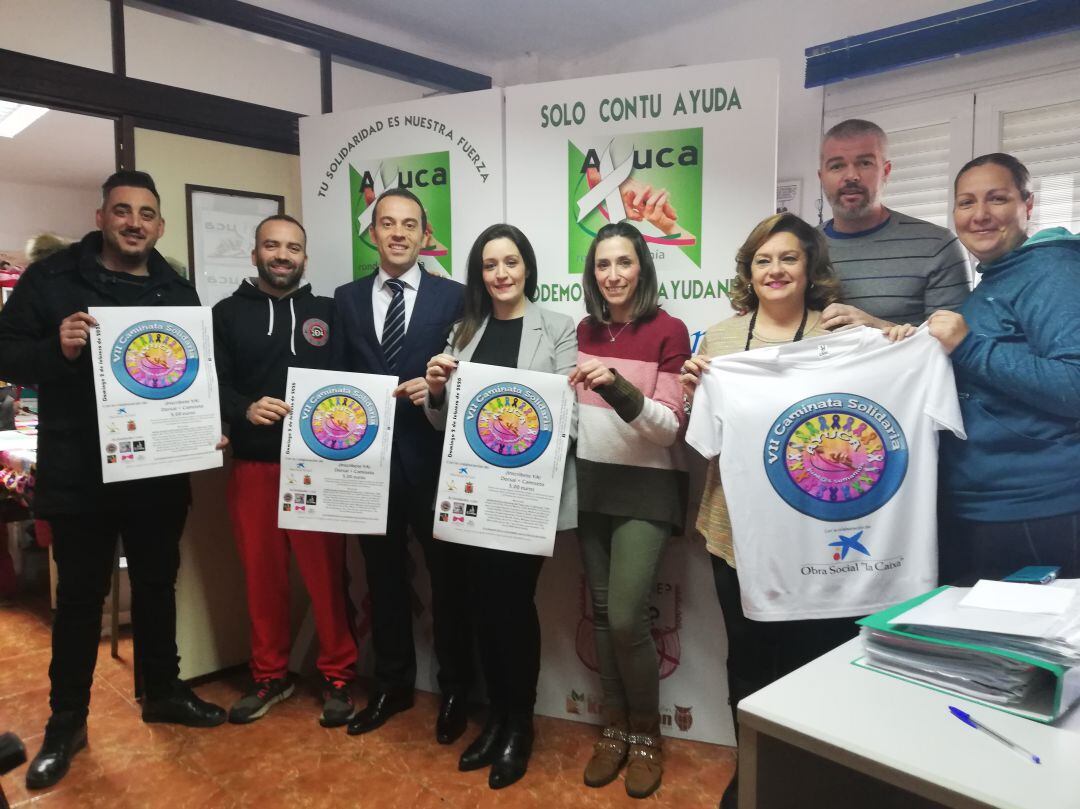 Los componentes de Ayuca junto a varios colaboradores del evento han presentado la caminata solidaria