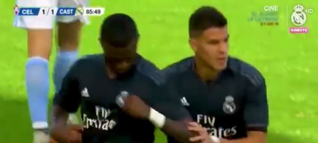 Vinicius se señaló el escudo tras ser expulsado