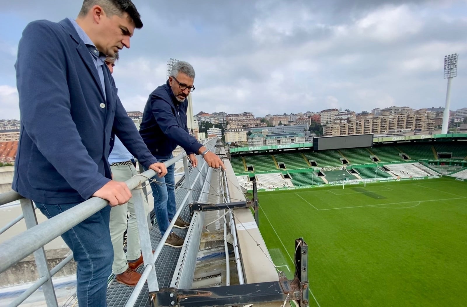 Daniel Fernández (PSOE), junto a Víctor Diego en el estadio