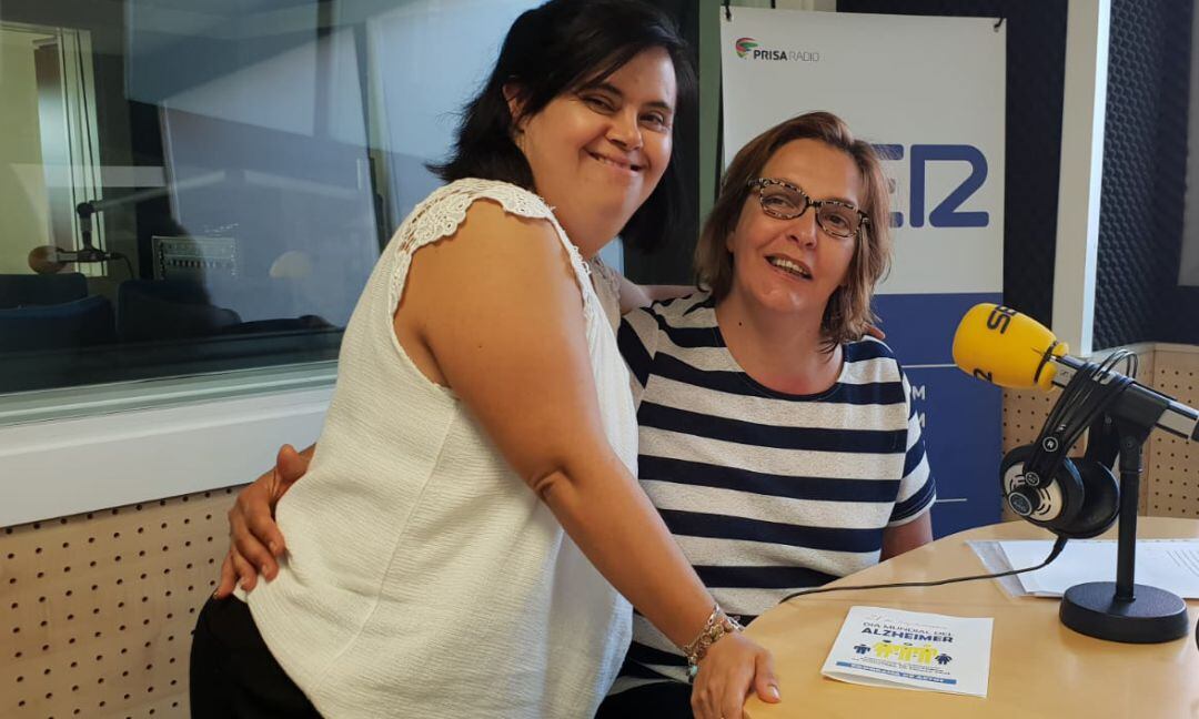 Mar Garrido, presidenta de AFA Ciudad Real, junto a Mónica Patón, nuestra colaboradora de SER Capaces en Hoy por Hoy Ciudad Real.