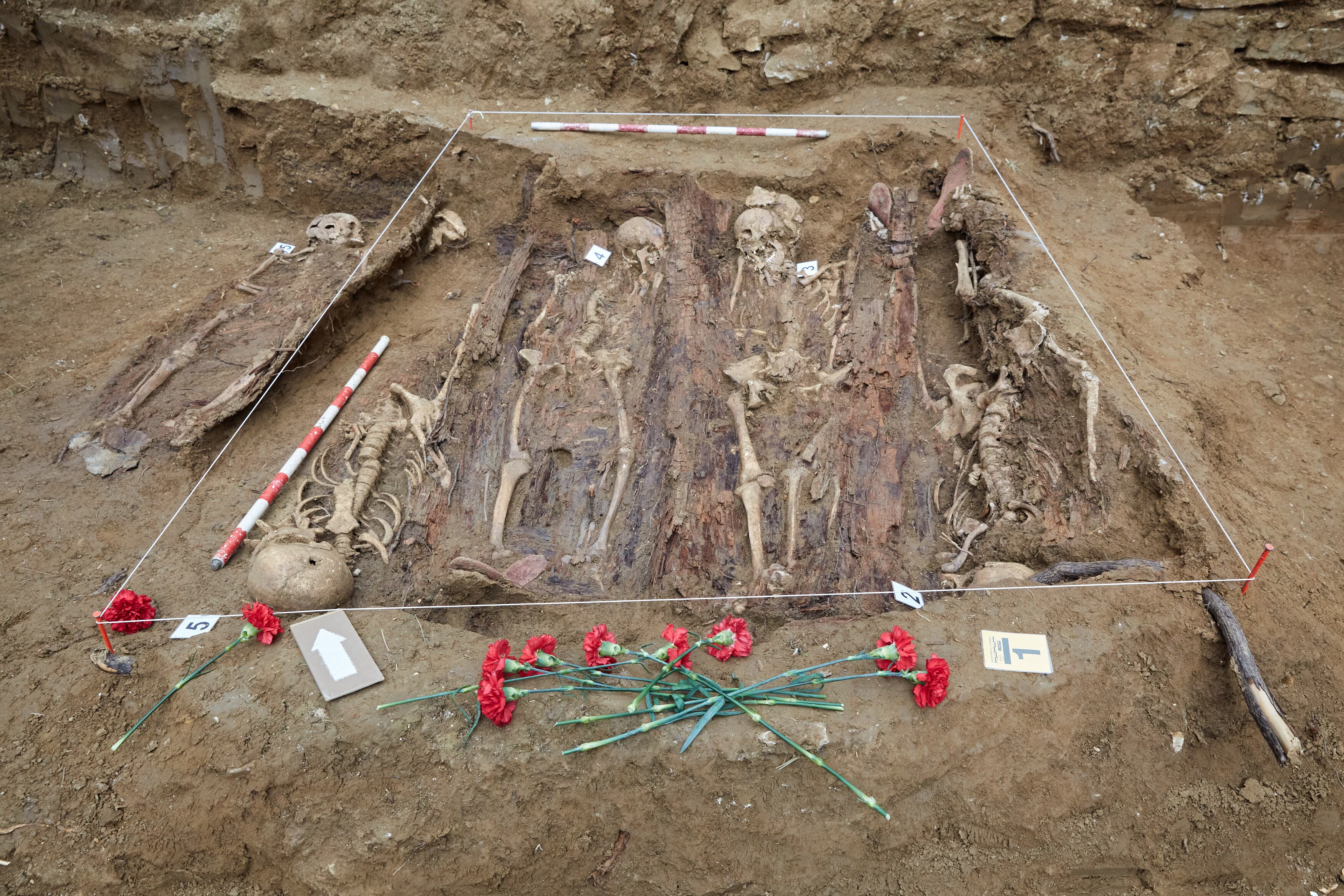 Ana Ollo visita fosa comun en el cementerio de Berriozar