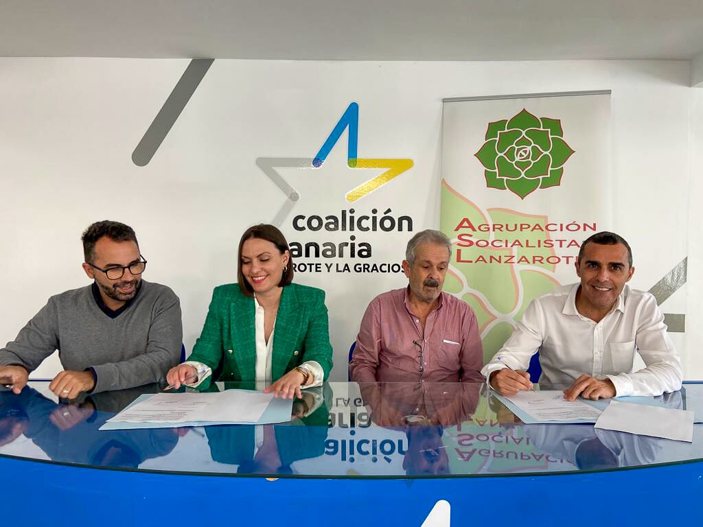 Representantes de Coalición Canaria y Agrupación Socialista de Lanzarote tras firmar el acuerdo electoral.