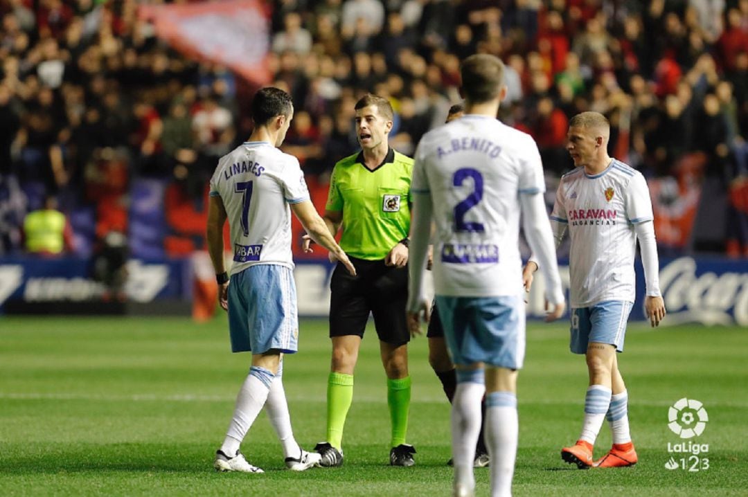 Varios fútbolista del Real Zaragoza protestan una decisión del colegiado del partido