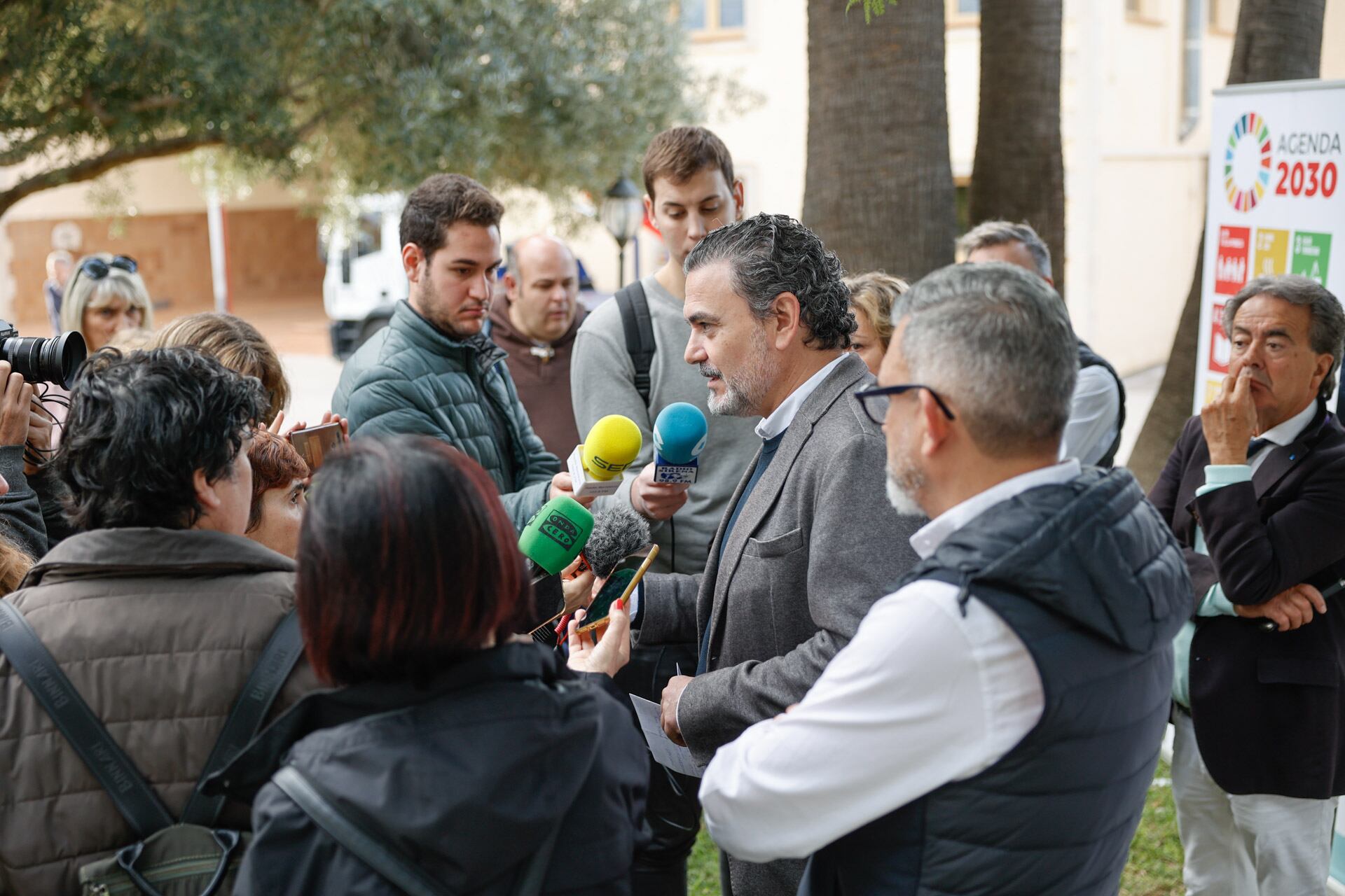 Vicente Arques atiende a los medios de comunicación