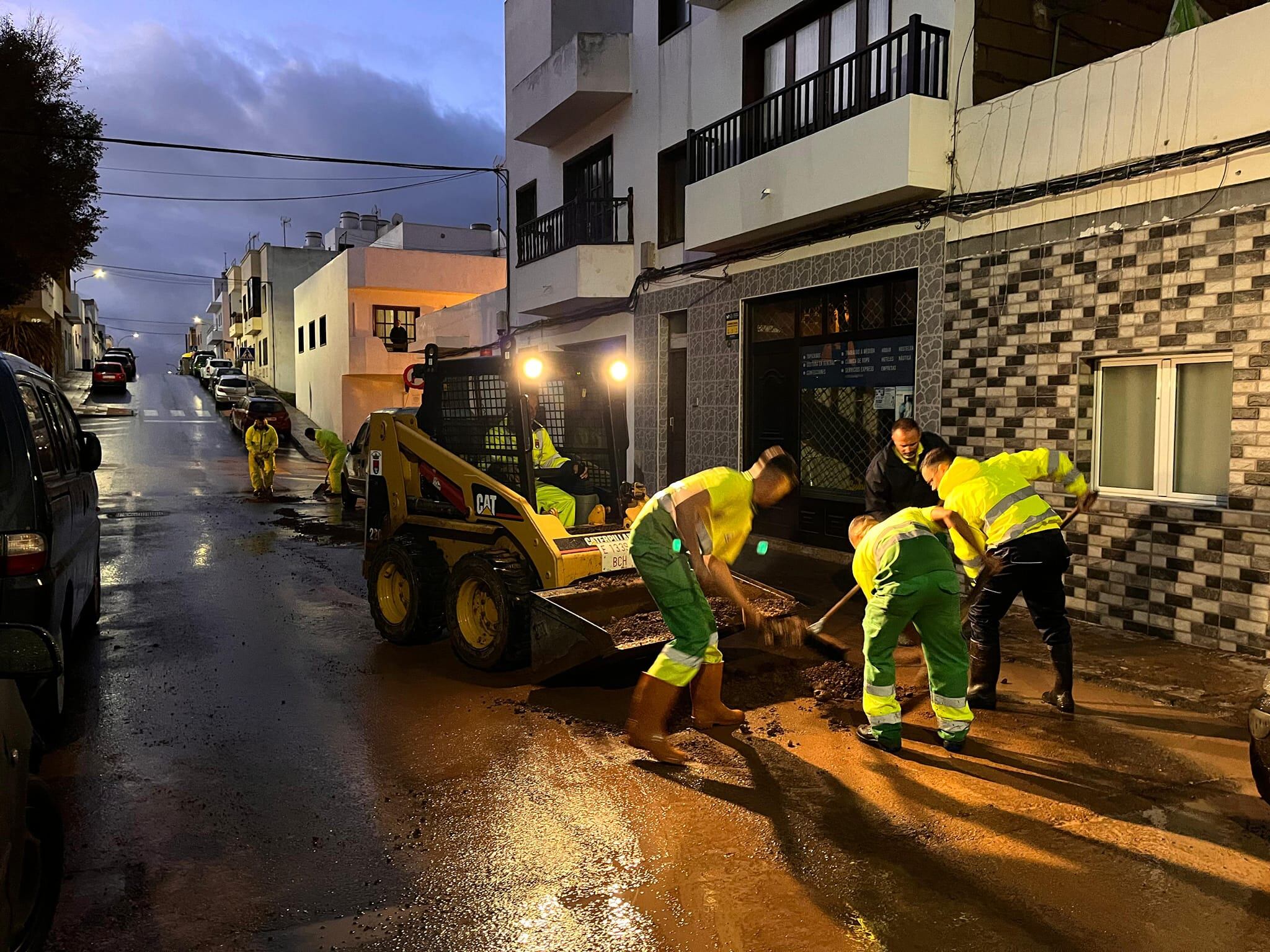 Operarios del Ayuntamiento de Arrecife en las labores de limpieza tras la lluvia.