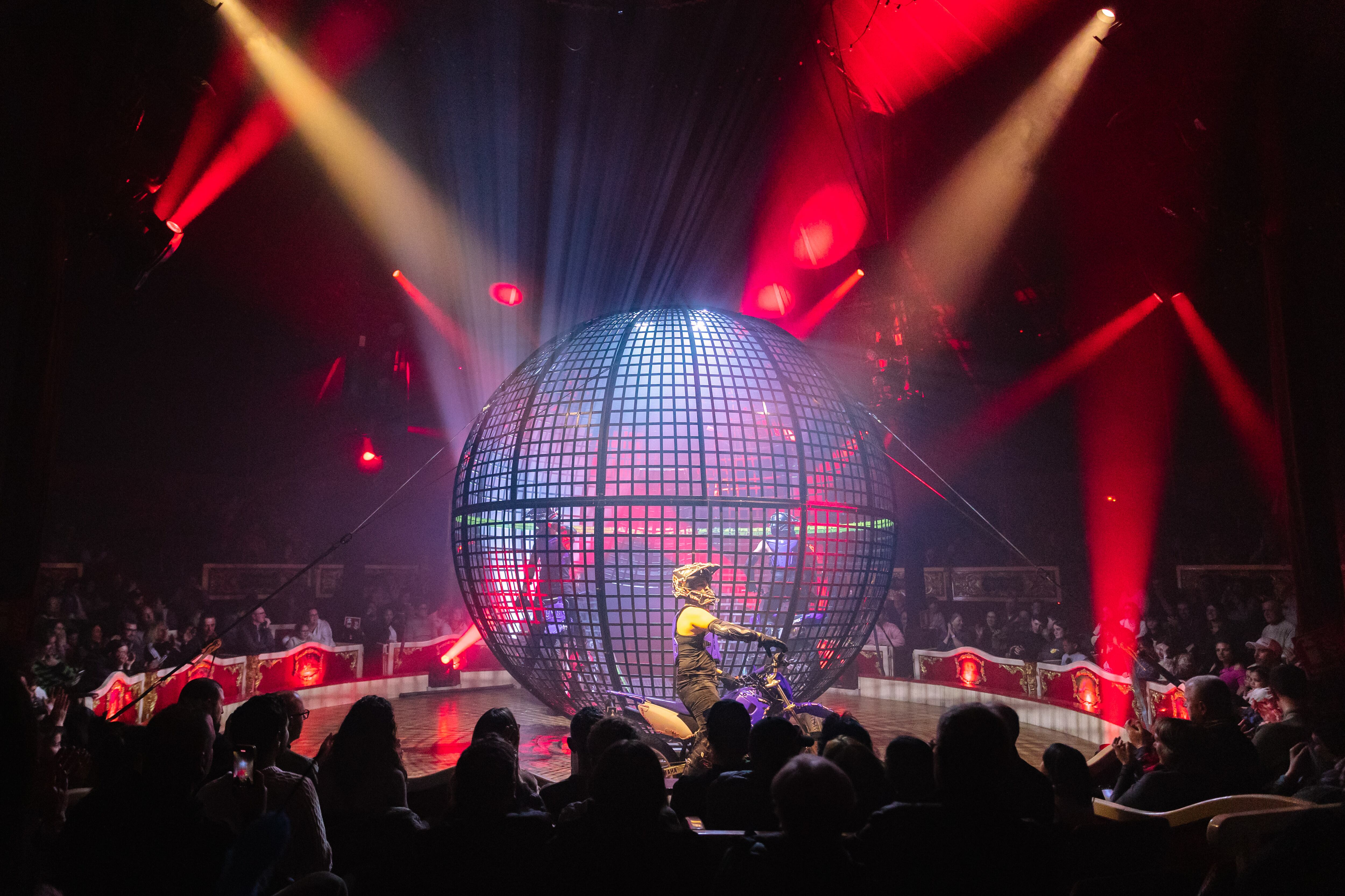 © Circo Raly Legacy · El Globo de la muerte