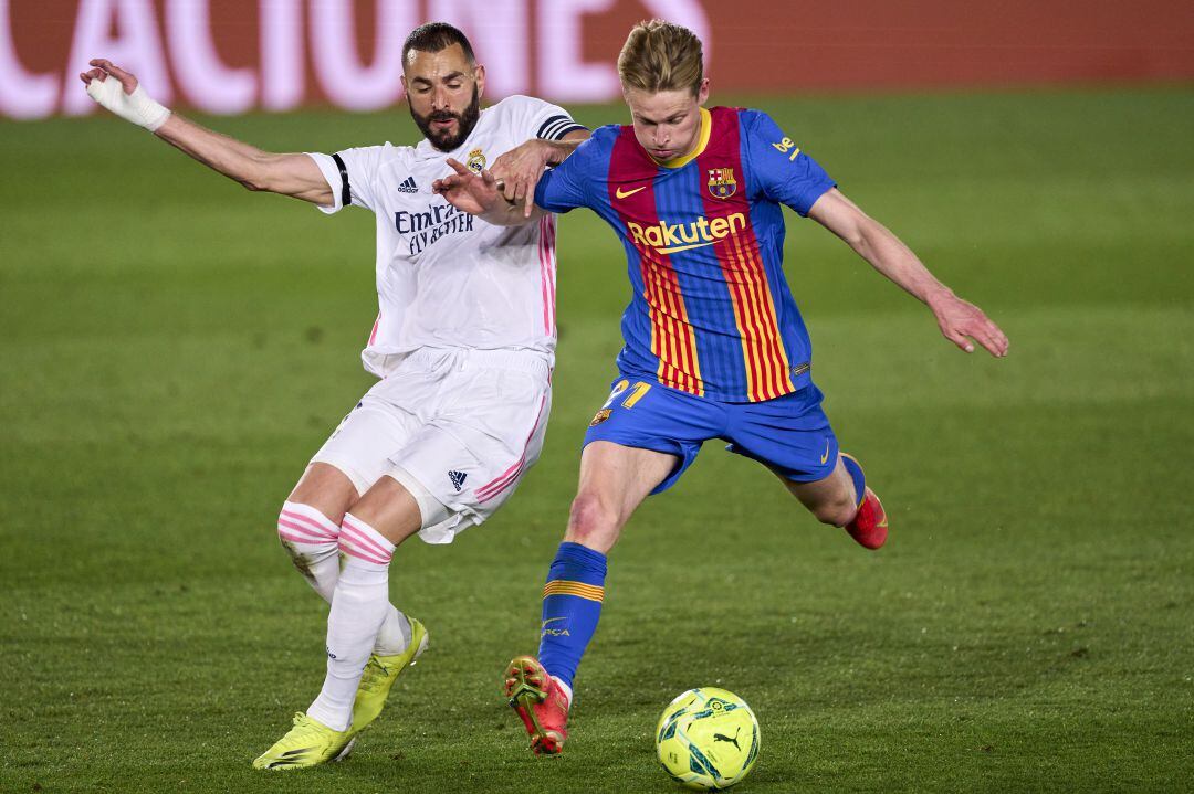 Karim Benzema y Frenkie de Jong durante un Real Madrid - Barça