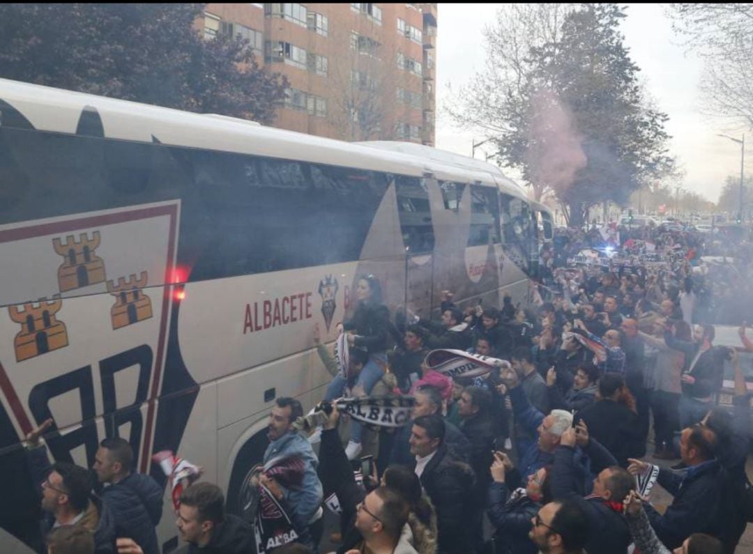 Recibimiento de la afición al Albacete a su llegada al Carlos Belmonte