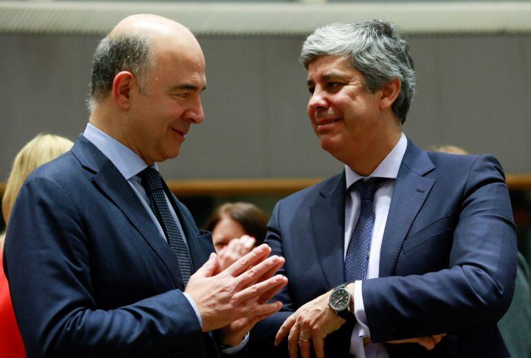 El comisario europeo de Asuntos Económicos y Financieros, Pierre Moscovici (izq), y el recién elegido presidente del Eurogrupo, el ministro de Finanzas portugués, Mário Centeno