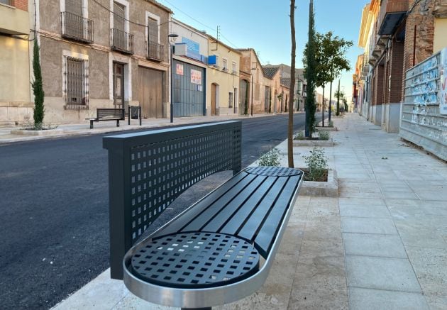 Renovación del mobiliario urbano en la Calle Torrecilla de Valdepeñas (Ciudad Real)