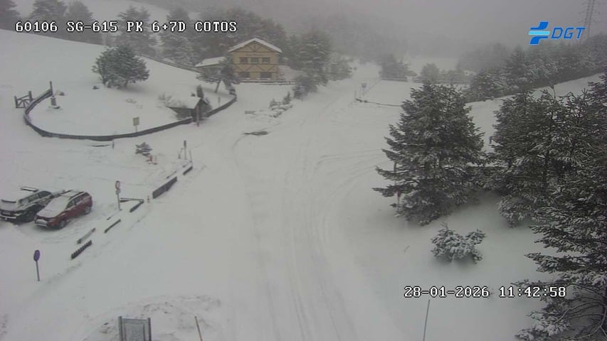 La carretera ha desaparecido bajo la nieve en el Puerto de Cotos, en la Sierra de Guadarrama