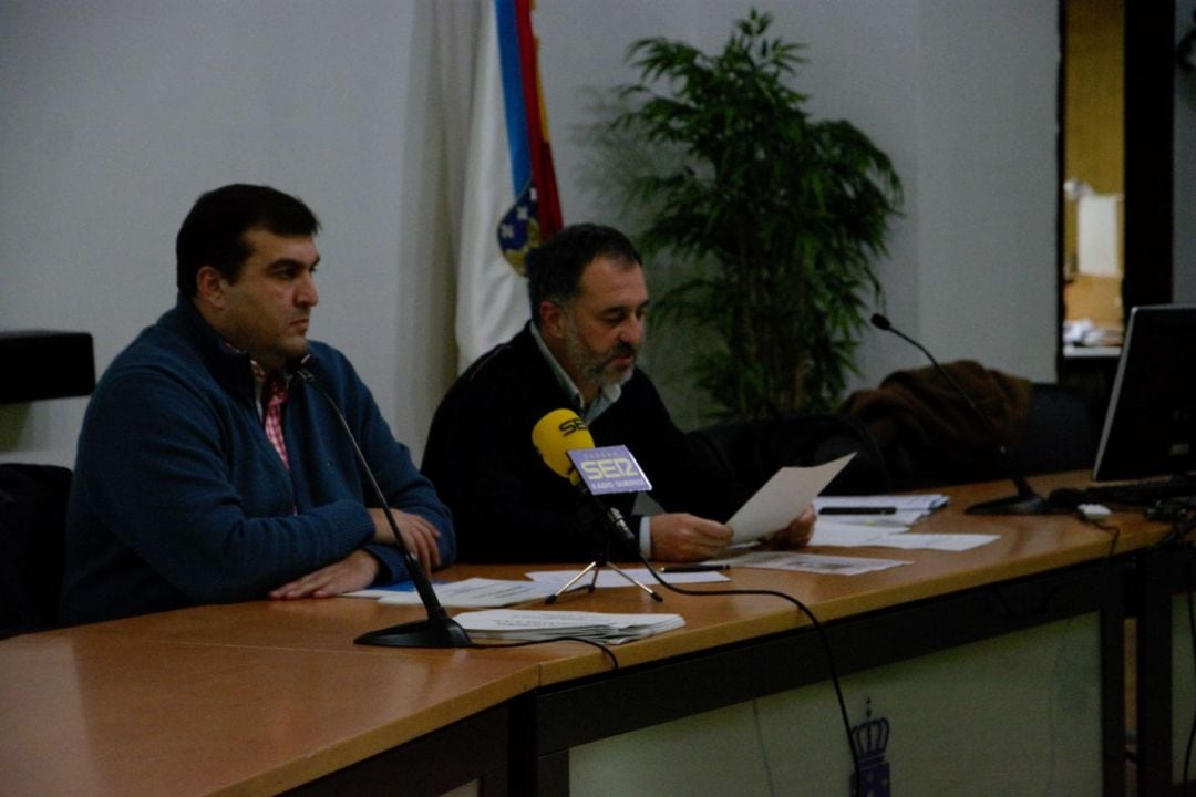 El presidente del Club Ourense Baloncesto, Camilo Álvarez, con Julio César Vázquez, vocal del Consejo de Administración, en la Asamblea Ordinaria de Accionistas del COB.