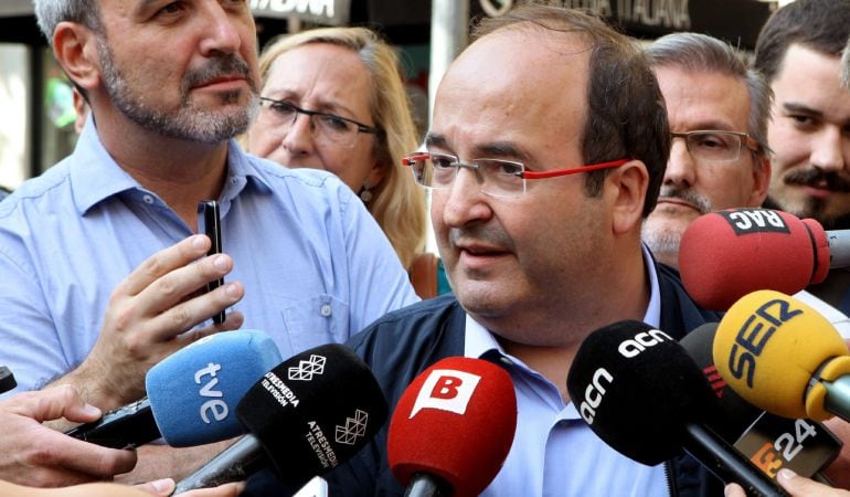 GRA240. BARCELONA, 18/08/2015.- El primer secretario del PSC, Miquel Iceta (d), acompañado del presidente del grupo municipal en Barcelona, Jaume Collboni (i) ha dicho hoy, durante una visita a las fiestas del barrio de Gràcia, que el líder del PSOE, Pedro Sánchez, asistirá el día 10 de septiembre por la noche al arranque de campaña del PSC en las elecciones catalanas, para la tradicional pegada de carteles. EFE/Toni Garriga