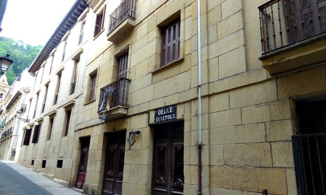 Fachada antiguas escuelas Orixe en la Parte Vieja