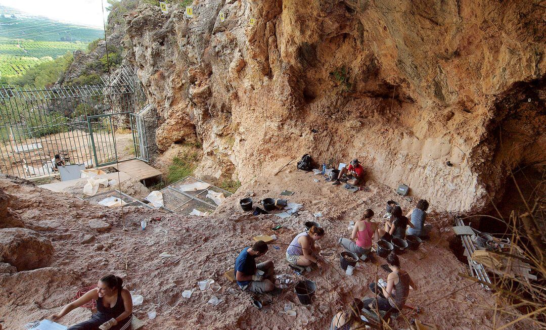 Una de las excavaciones realizadas en la Cova de Bolomor.