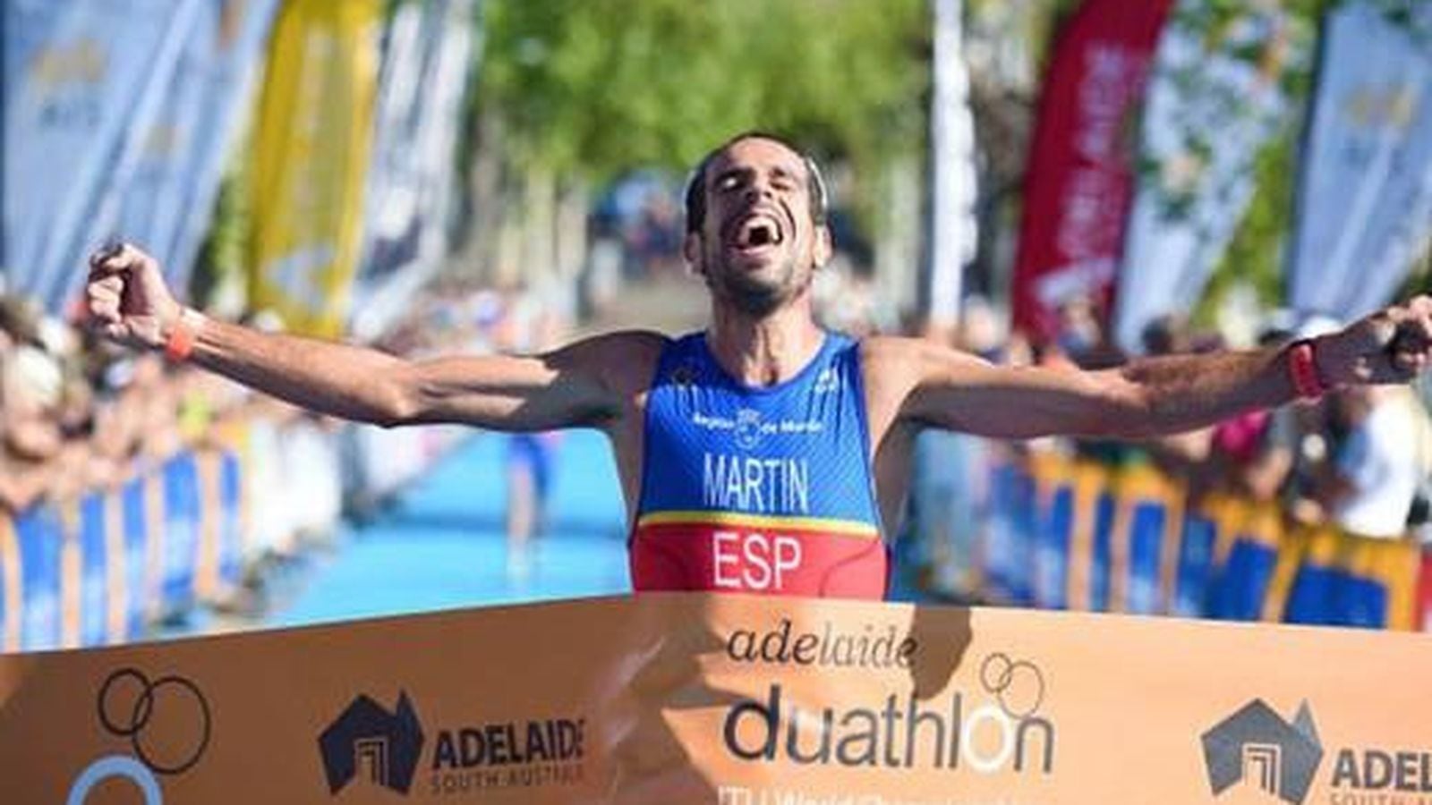 Emilio Martín llega a la meta en el Mundial de Duatlón de Adelaide.