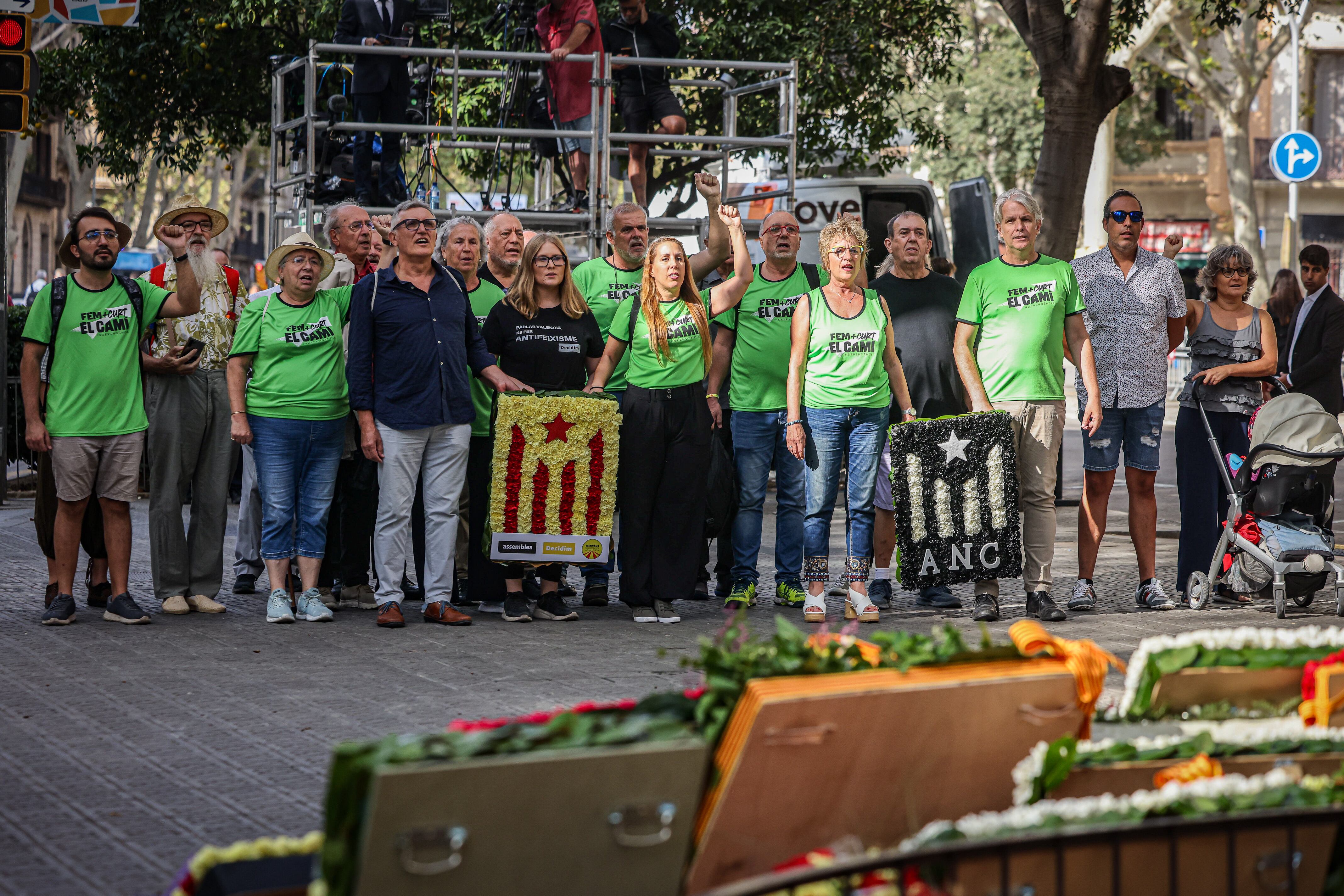 Representant de l'Assemblea Nacional Catalana (ANC), fent l'ofrena floral al monument a Rafael Casanova de Barcelona
