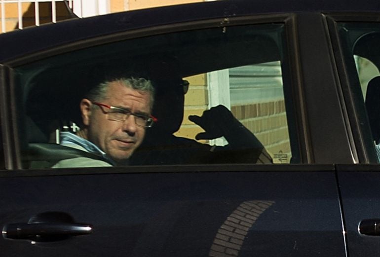 MADRID, SPAIN - OCTOBER 27:  Francisco Granados (L), former Popular Party senator and deputy first minister of Madrid leaves his house in a police car after being arrested along with dozens of other politicians accross Spain in an anti-fraud operation on 