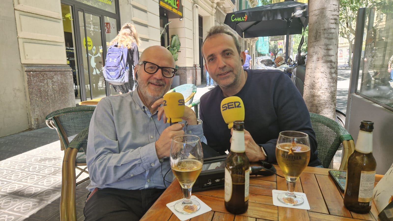 Ramon Besa i Lluís Flaquer al 'Què t'hi Jugues!' El redactor en cap del País rebrà el premi Lliteras d'Honor a Andorra el proper 24 d'octubre.