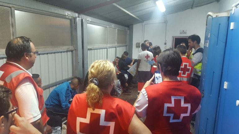 Voluntarios de Cruz Roja atienden a un grupo de inmigrantes tras llegar al puerto de Cartagena (imagen de archivo)