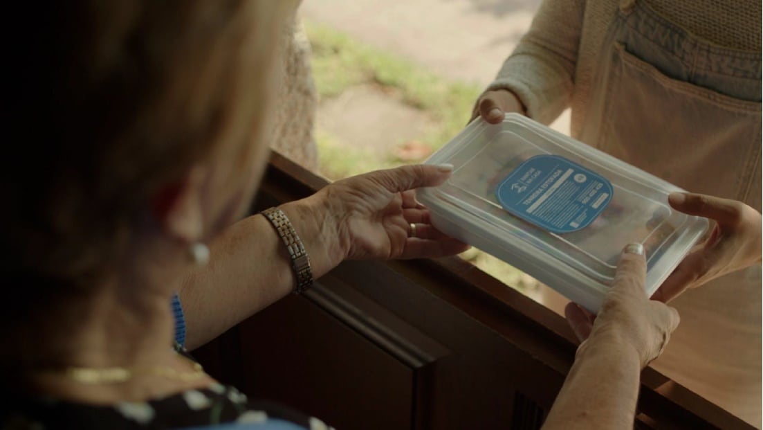 Las personas mayores reciben en sus domicilios los menús de la semana