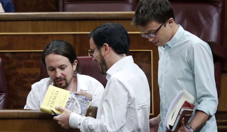 El líder de Podemos Pablo Iglesias conversando con el líder de IU Alberto Garzón, y con el secretario Político de la formación morada Íñigo Errejón.