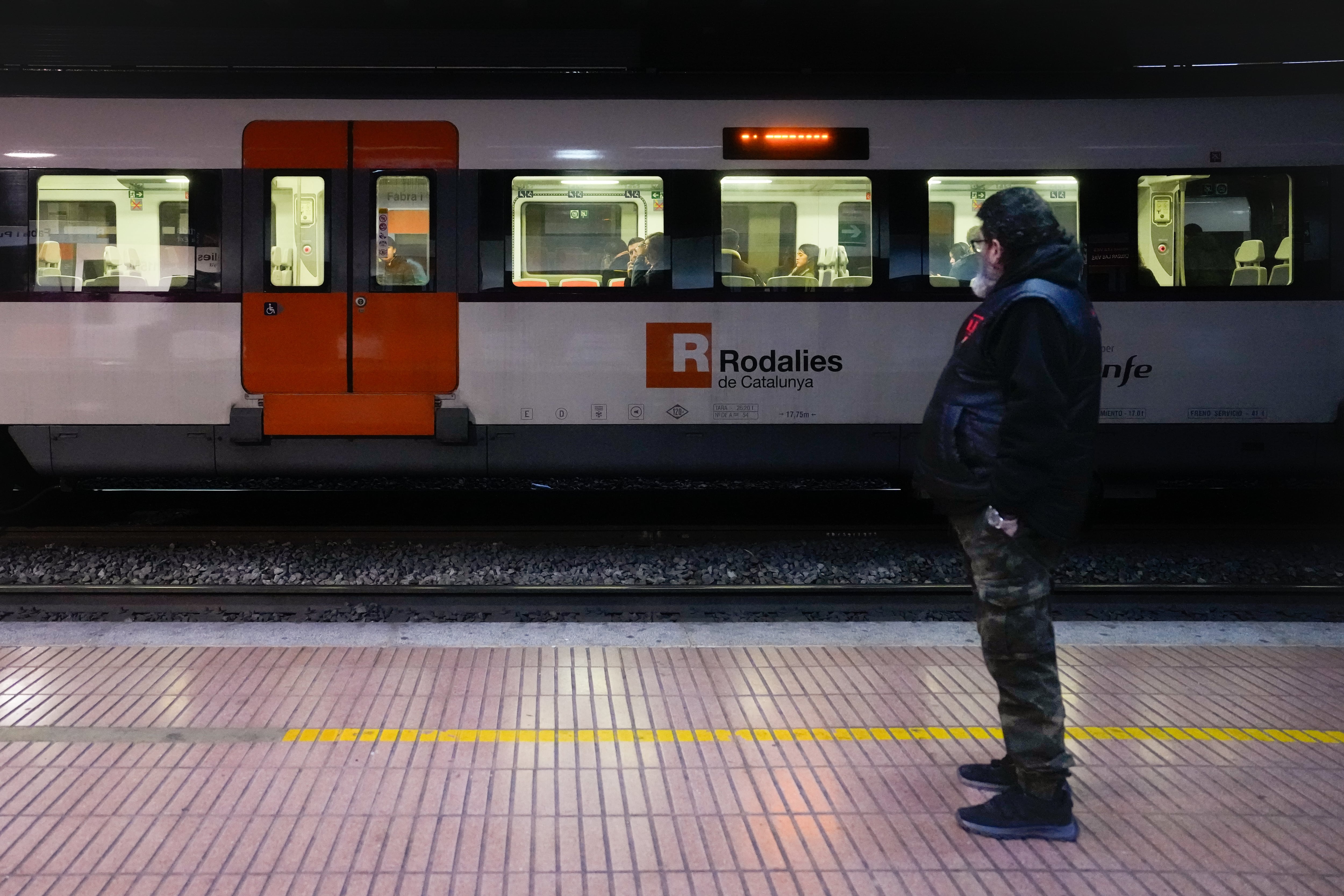 Transportes atribuye el caos de Rodalies a la falta de coordinación de Renfe y el poco mantenimiento de Adif