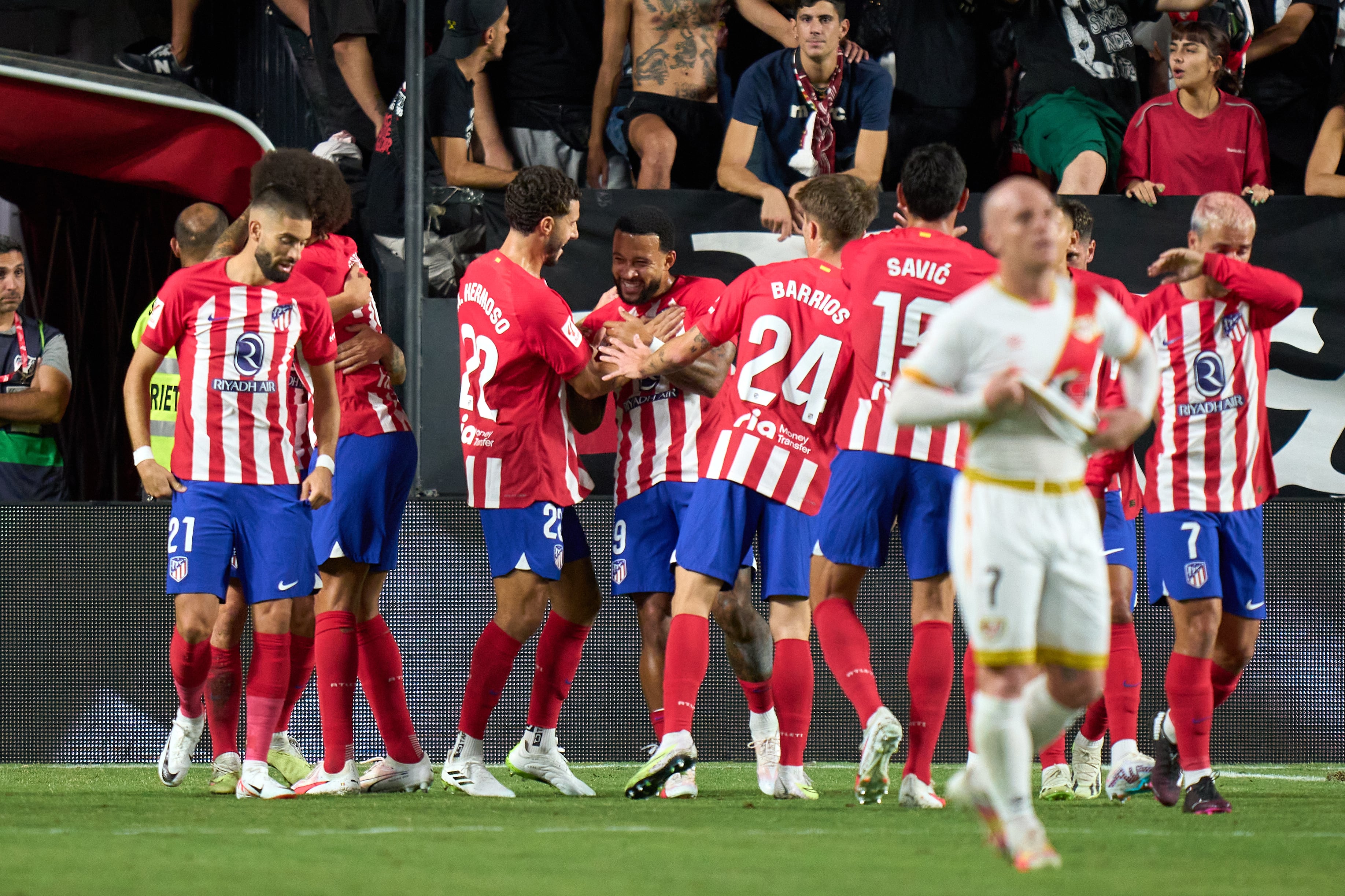 El Atlético de Madrid celebrando el gol de Memphis Depay contra el Rayo Vallecano en la victoria a domicilio.