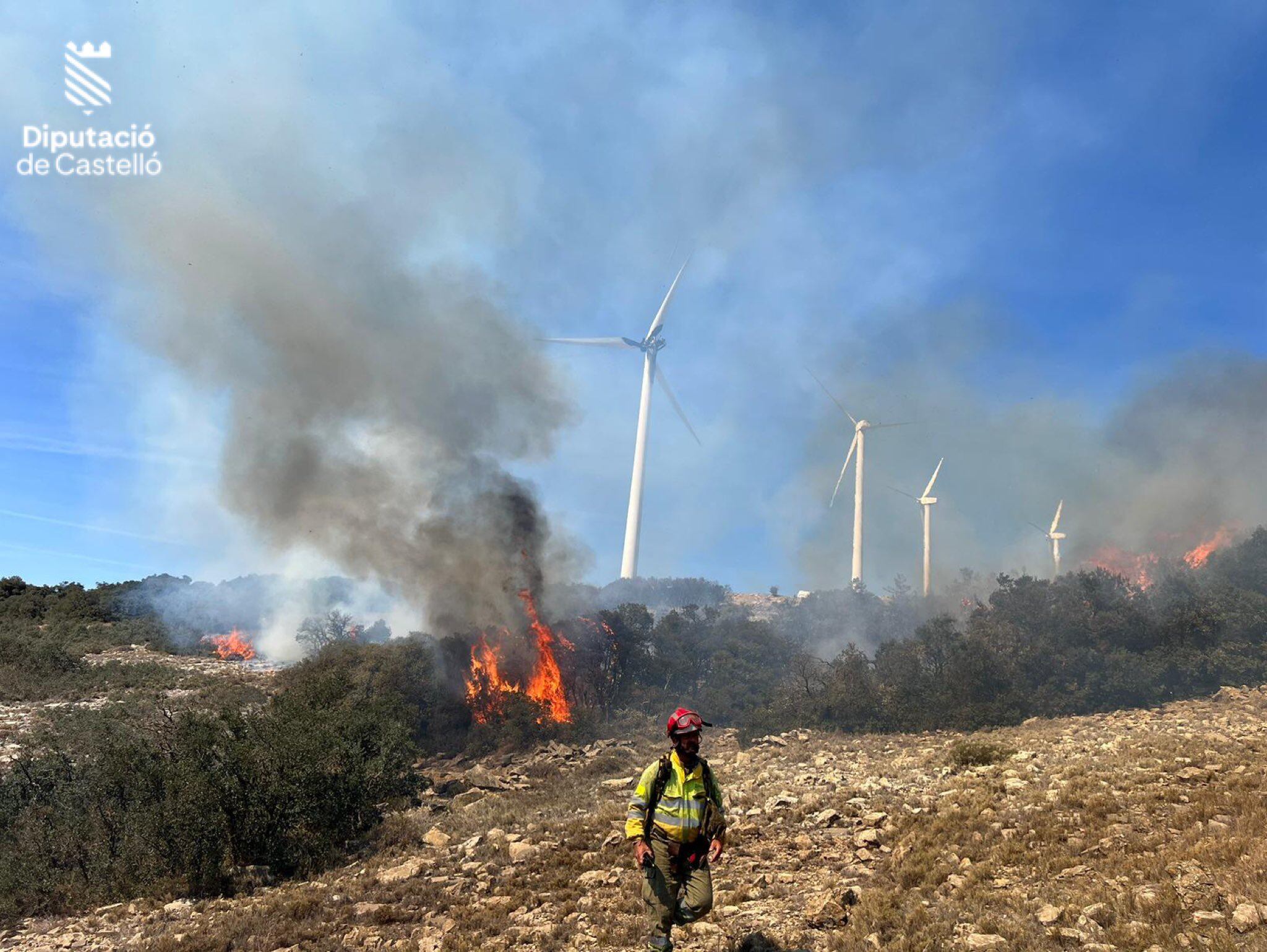 Los efectivos trabajando en el incendio de Barracas