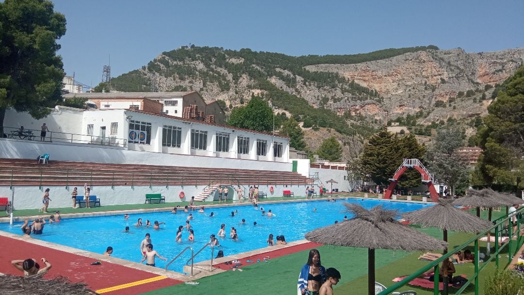 Primer día de baño en las piscinas municipales de Alcoy