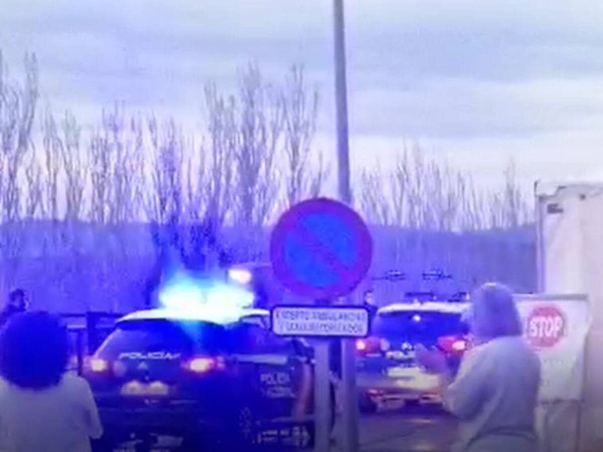 Policías y sanitarios se cruzan agradecimientos a las puertas del Hospital