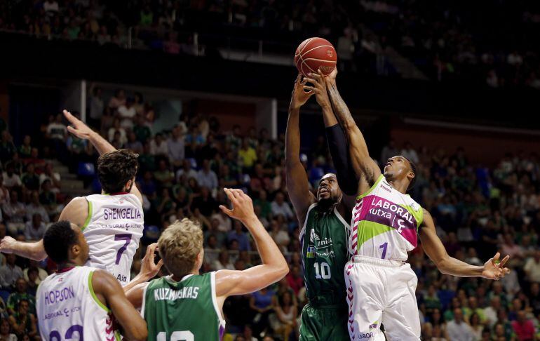 Will Thomas lucha por un rebote junto al visitante Adams