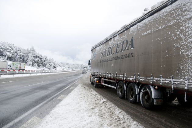 Un camió s&#039;incorpora a l&#039;A-2 a l&#039;alçada del Bruc aquest 20 de març de 2018