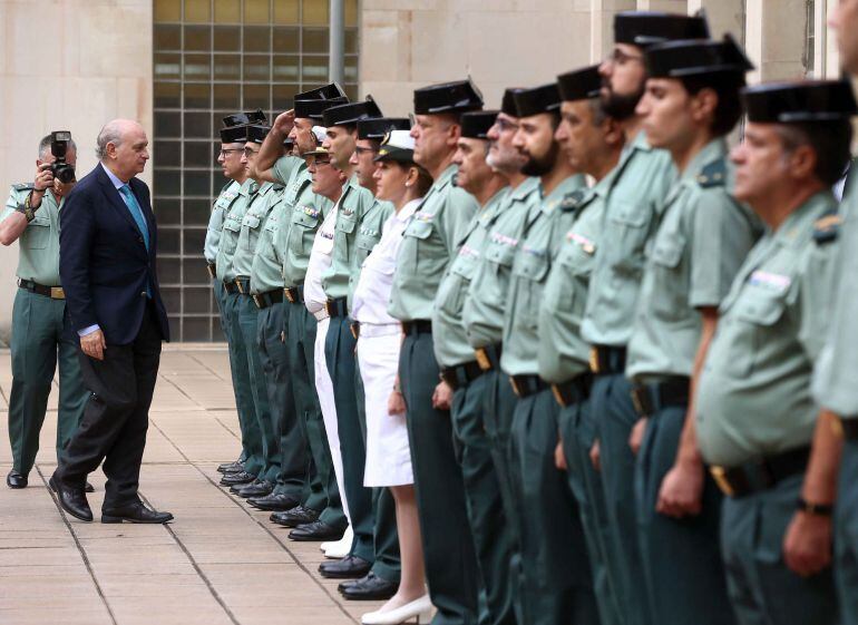 BARCELONA, 10/09/2015.- El ministro del Interior, Jorge Fernández Díaz, durante la visita que ha realizado, este miércoles en Barcelona, a las dependencias de la Guardia Civil de Cataluña. EFE/Toni Albir